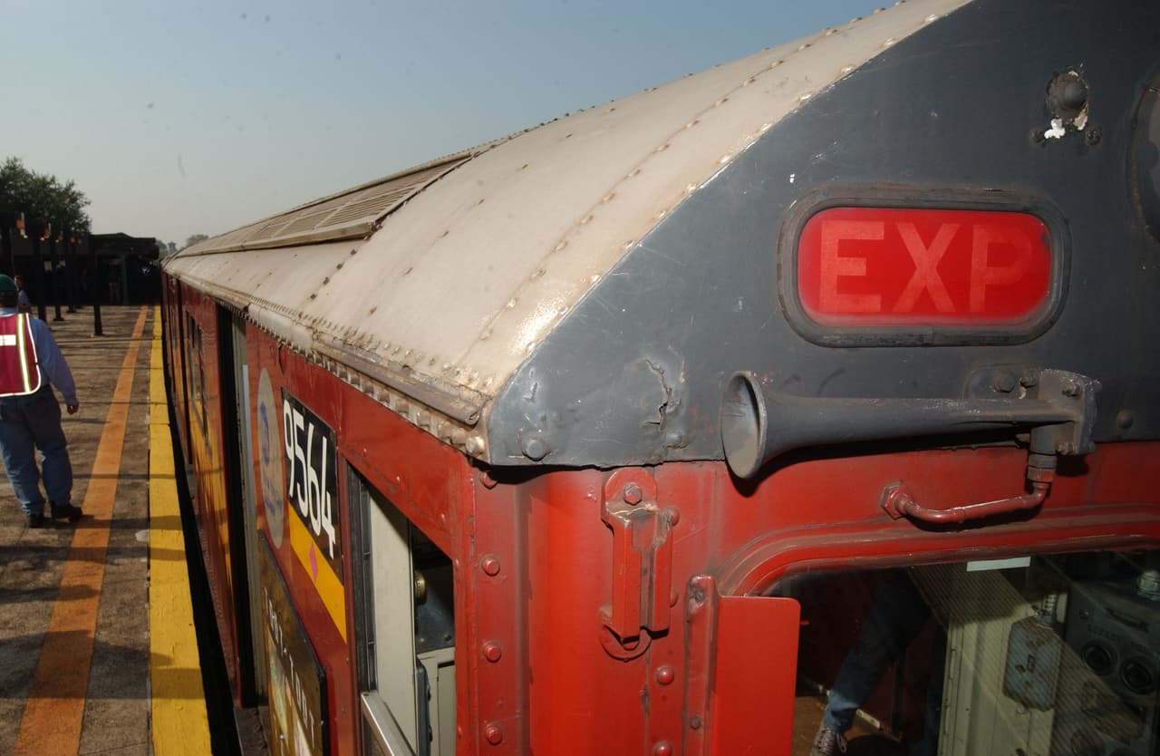 Pero unos trenes de hace 60 años llegaron al rescate.