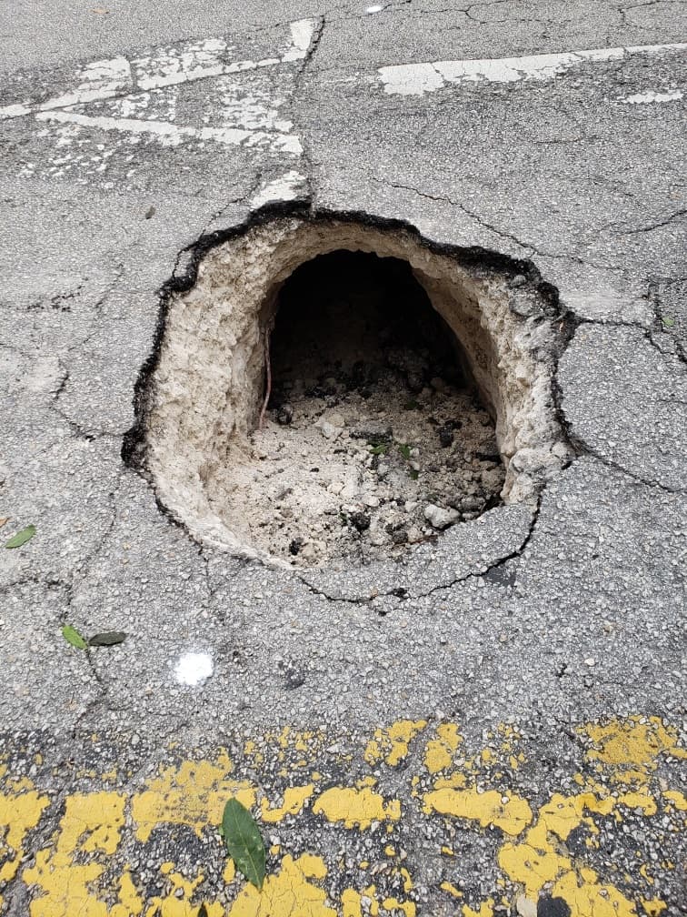 El FBI determinó que el túnel tiene aproximadamente de 2 a 4 pies de diámetro y al menos 50 yardas de largo. 
<br>