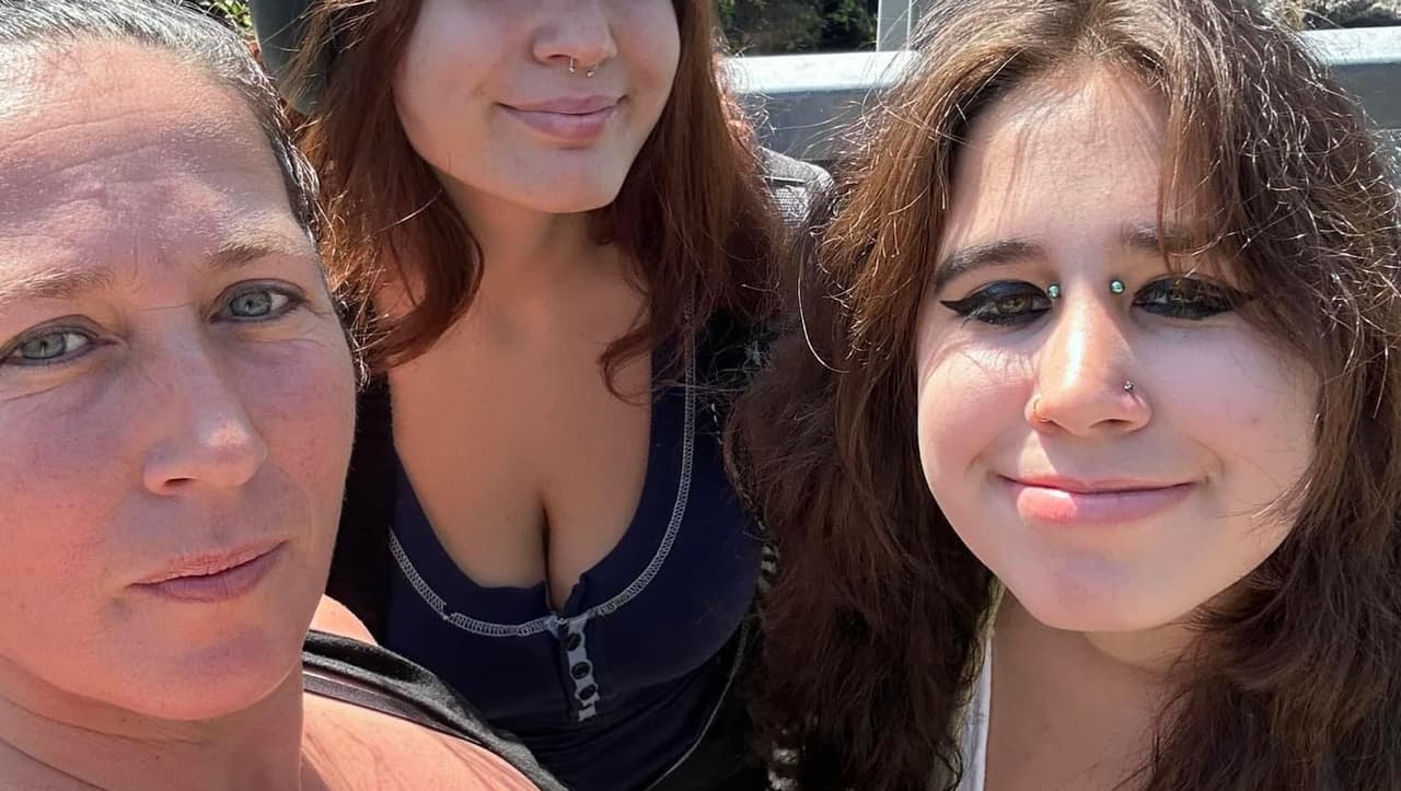 La familia, que emigró en 2029 de Hungría a Bay Point, indicó que la joven padecía trastorno bipolar, ansiedad y estrés tras haber sido víctima de abuso sexual infantil.