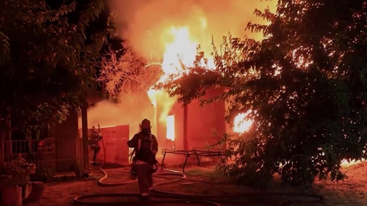 Incendio destruye propiedad abandonada en Condado de Madera, obliga a evacuar a una familia