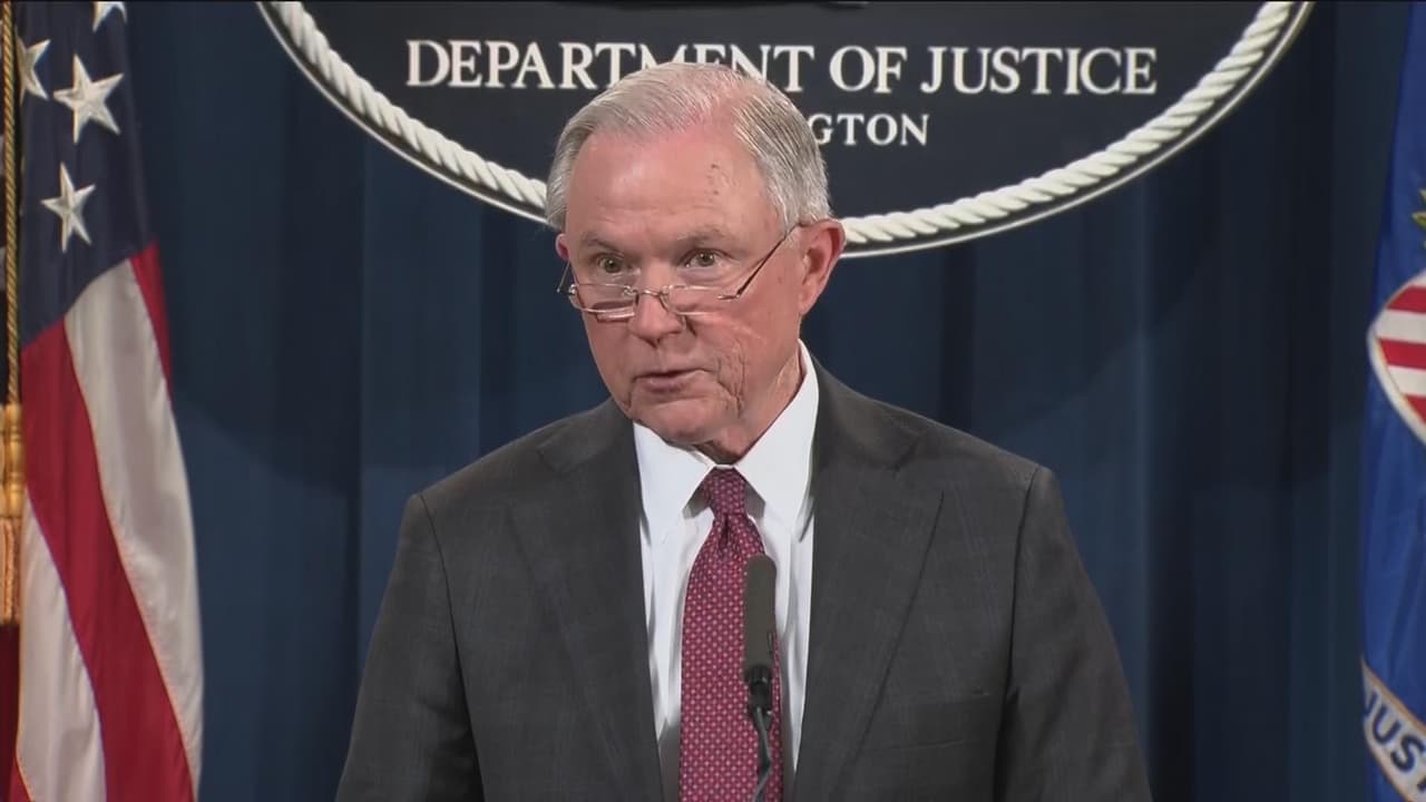 <b>Trump culpa a Sessions de la investigación del Rusiagate. </b>En junio de 2018 el presidente publicó un nuevo ataque a Sessions desde su cuenta de Twitter afirmando que él
<a href="https://www.univision.com/noticias/rusiagate/trump-culpa-de-la-existencia-de-la-investigacion-del-rusiagate-a-su-secretario-de-justicia"><u> "sabía mejor que muchos que no había colusión" </u></a>entre Moscú y su campaña y por eso no debía haberse recusado de la pesquisa.