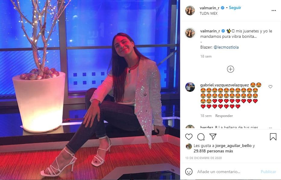 "Mis juanetes y yo les mandamos pura vibra bonita", escribió junto a una imagen en la que se le ve muy sonriente usando sandalias, mientras está sentada en un escalón de un foro.