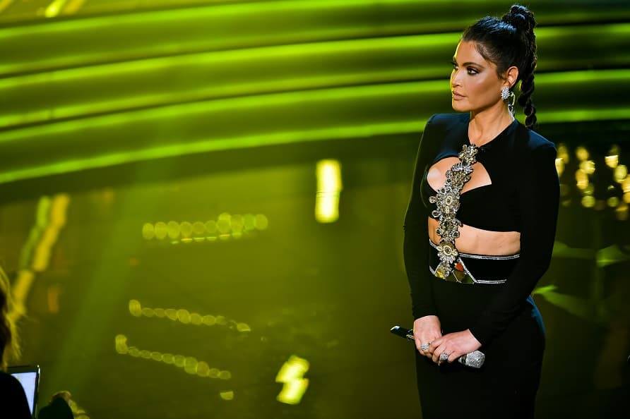 Se trató de un vestido negro de la marca Albina Dyla. La conductora optó además por una 'pony tail' y una trenza como peinado.