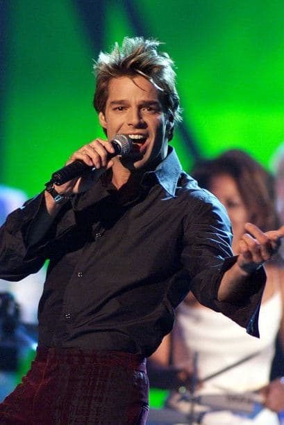 Su cuarta producción musical ‘Vuelve’ incluyó el tema de 'La Bomba' y vendió más de seis millones de copias. Fue presentado de 1998 y con este material su nombre se consagró como uno de los más grandes cantantes latinos de la historia.