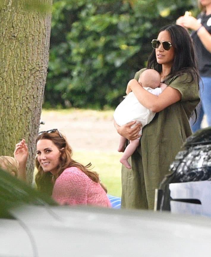 Lo anterior parece que se ha evidenciado en días recientes. El pasado 10 de julio, ambas fueron vistas junto a sus hijos, en un 
<b><a href="https://www.univision.com/famosos/asi-fue-el-primer-acto-publico-de-archie-en-brazos-de-meghan-y-fue-para-apoyar-a-su-papa-harry-fotos" target="_blank">partido de polo</a> </b>donde se reunieron para ver jugar a los príncipes William y Harry.