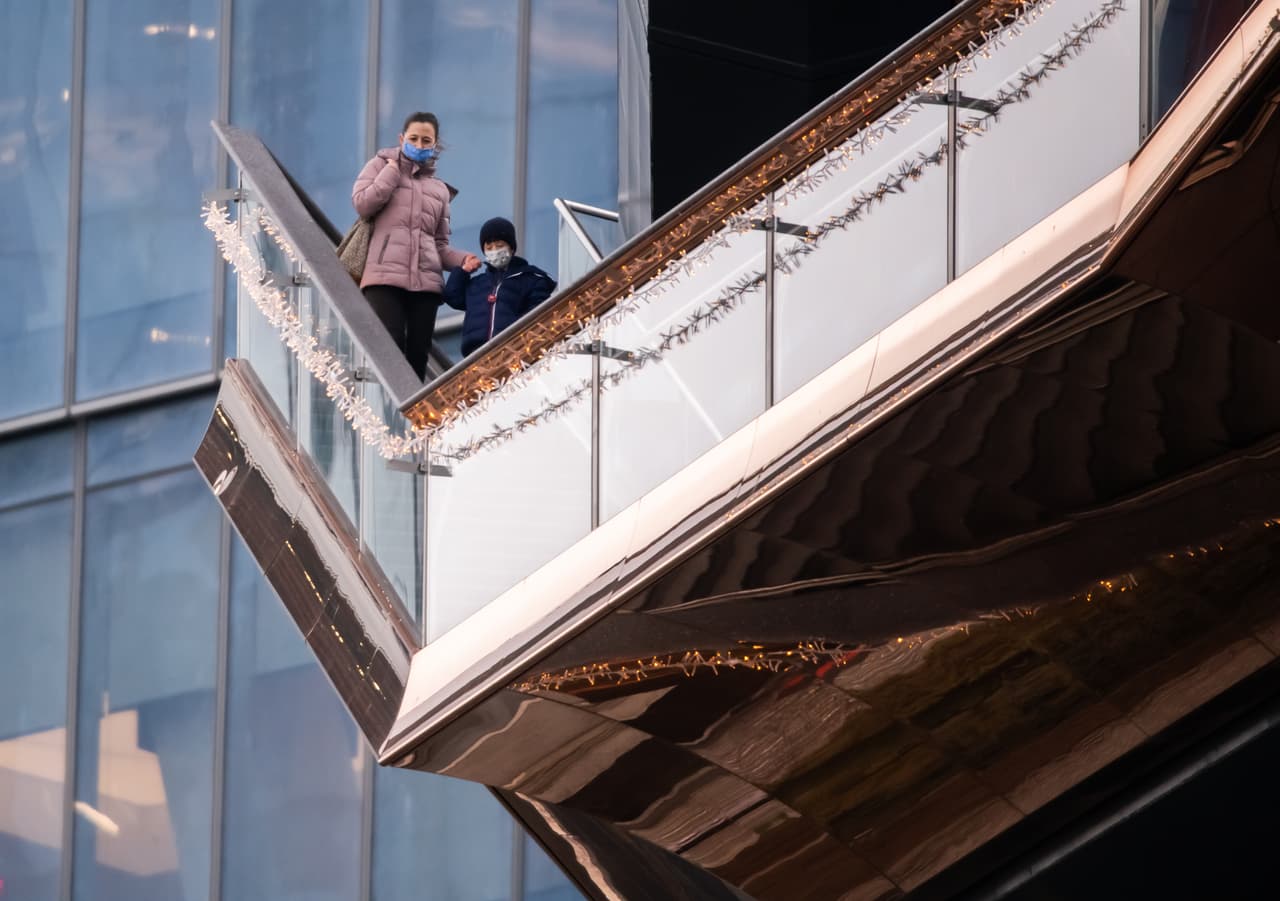 <b>Un centro turístico sin turistas: </b>El llamado “Vessel” en Hudson Yards fue inaugurado hace dos años como una obra de arte pública y centro turístico que sería el equivalente neoyorquino de la “Torre Eiffel”. Sin embargo, se enfrenta ahora a un futuro incierto como resultado del impacto que ha tenido la pandemia en el turismo y otros sectores.