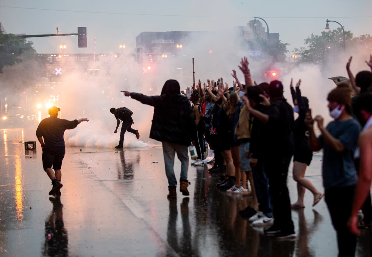 La policía de Minneapolis disparó gases lacrimógenos cuando los manifestantes protestaron frente al Tercer Precinto Policial por la muerte de George Floyd, quien fue arrestado e inmovilizado por un agente que presionó su rodilla contra el cuello del afroestadounidense.