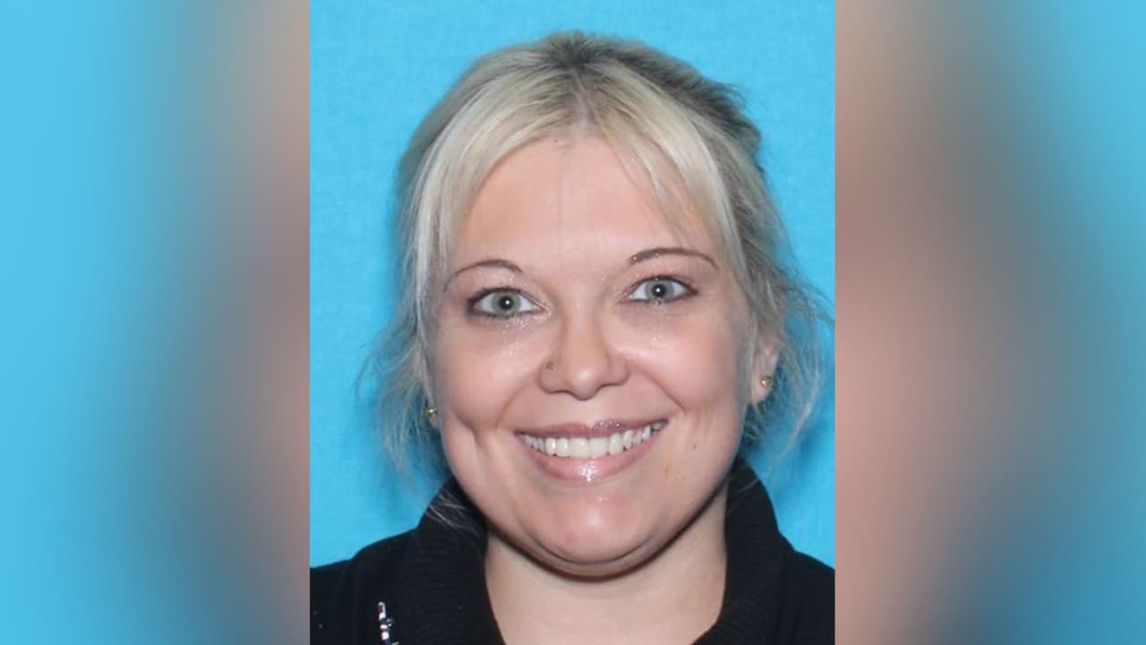 Lynde Mayuex Smith - Crueldad animal por abandonar a dos perros adulltos y cinco perritos cuando fue desalojada de su departamento.