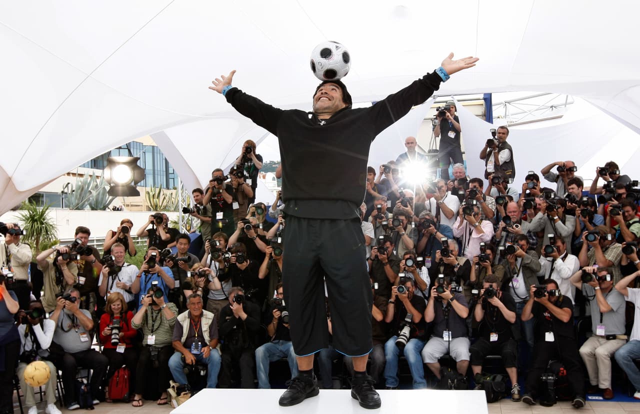 El exjugador posa para los fotógrafos antes de la presentación del documental "Maradona" en el festival internacional de cine de Cannes, Francia, en mayo de 2008.