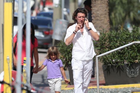 Todo el tiempo estuvo al teléfono.