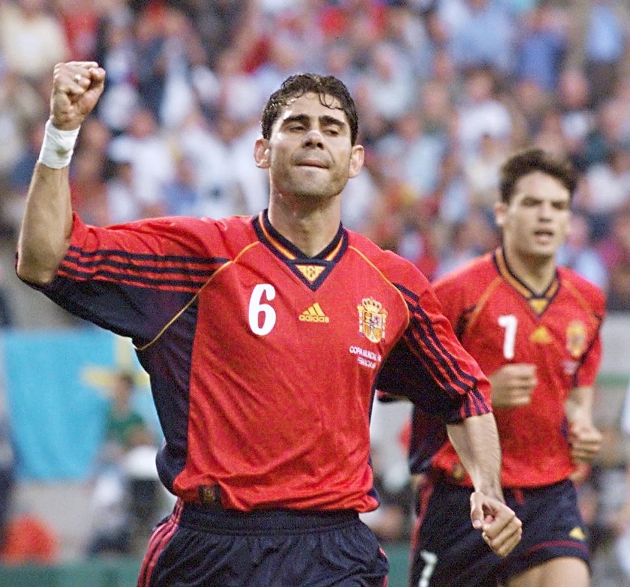 En 1998, España se vio sorprendida y quedó eliminada en primera ronda, a pesar de que marcó dos goles. El respeto que ganó Hierro durante su trayectoria como jugador en España pocos lo tienen.