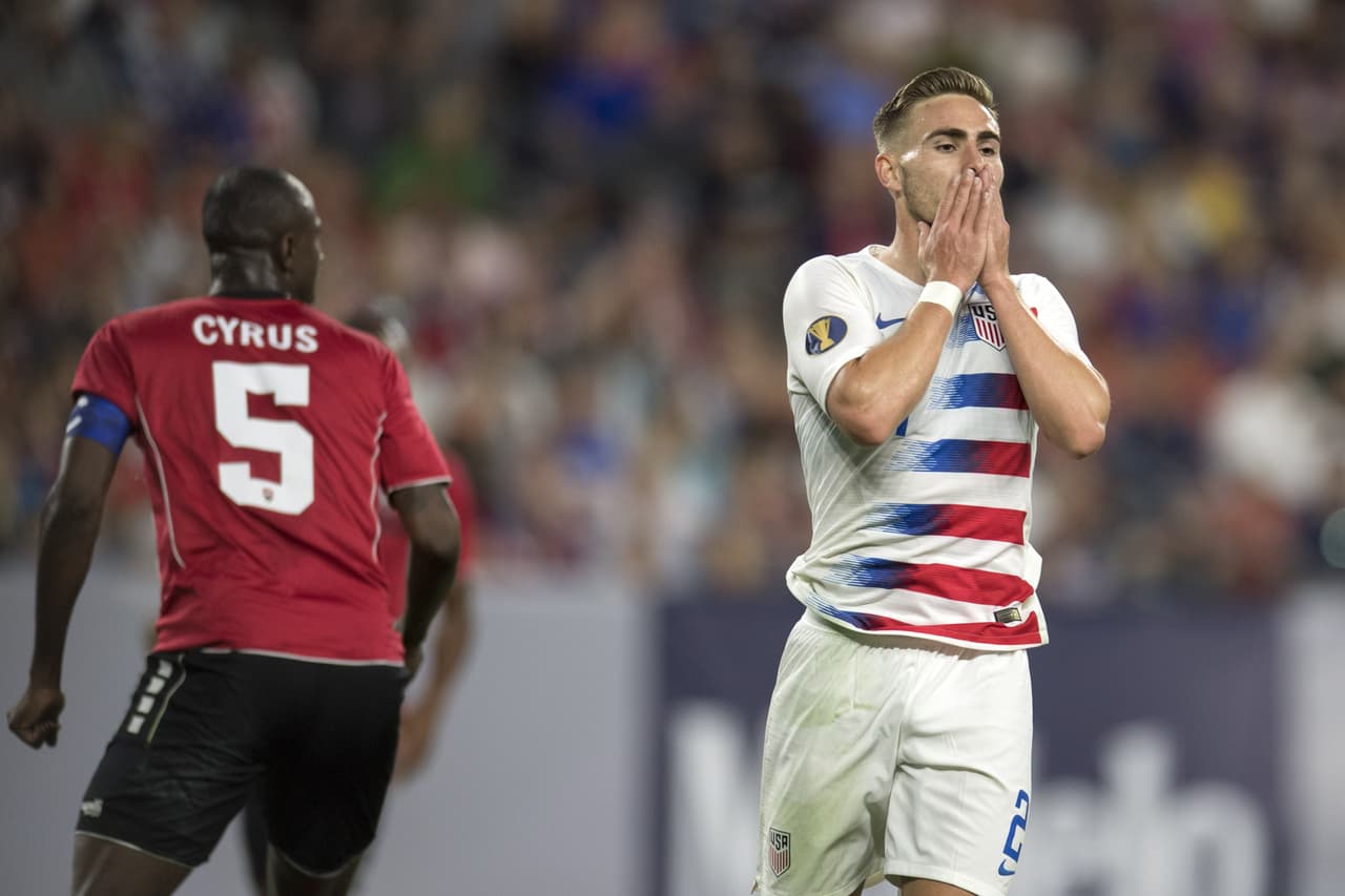 Nick Lima (derecha) pudo anotar el 2-0, pero su intento se fue desviado, no le salían del todo las cosas al Team USA.