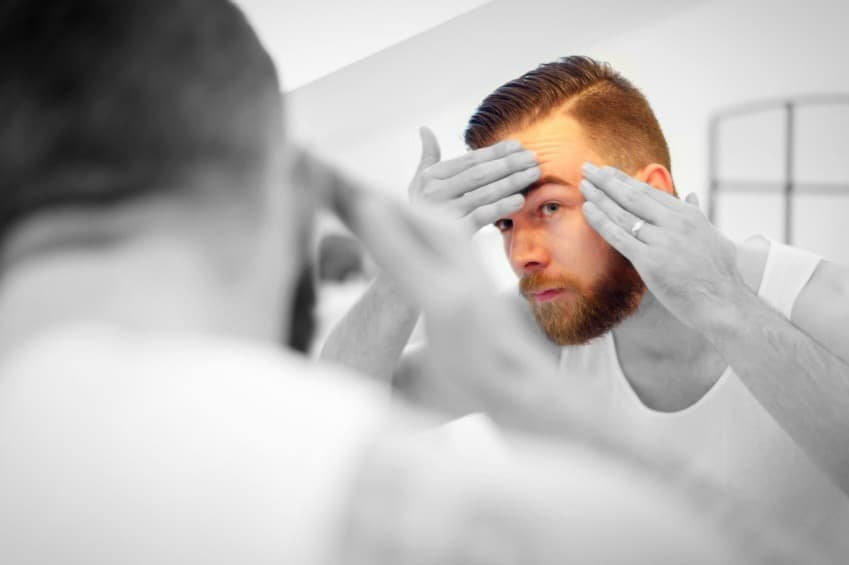 Asociamos, aún a estas alturas, la preocupación por la belleza con las mujeres. Los hombres ni siquiera quieren hablar del tema. Por eso, a ti, caballero que estás leyendo esto, te presentamos una rutina especialmente diseñada para ti. Es para la piel masculina, que es más gruesa, áspera y grasa. Sigue estos pasos para tener un cutis más balanceado.