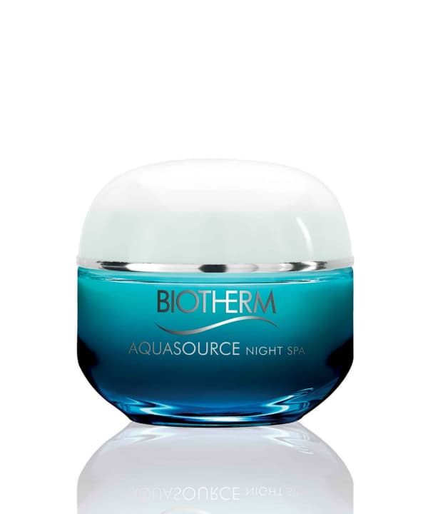 Mientras duermes, la piel se regenera. Aplica un tratamiento hidratante o mascarilla de noche sobre una cara limpia y despertarás con un cutis más fresco y renovado.