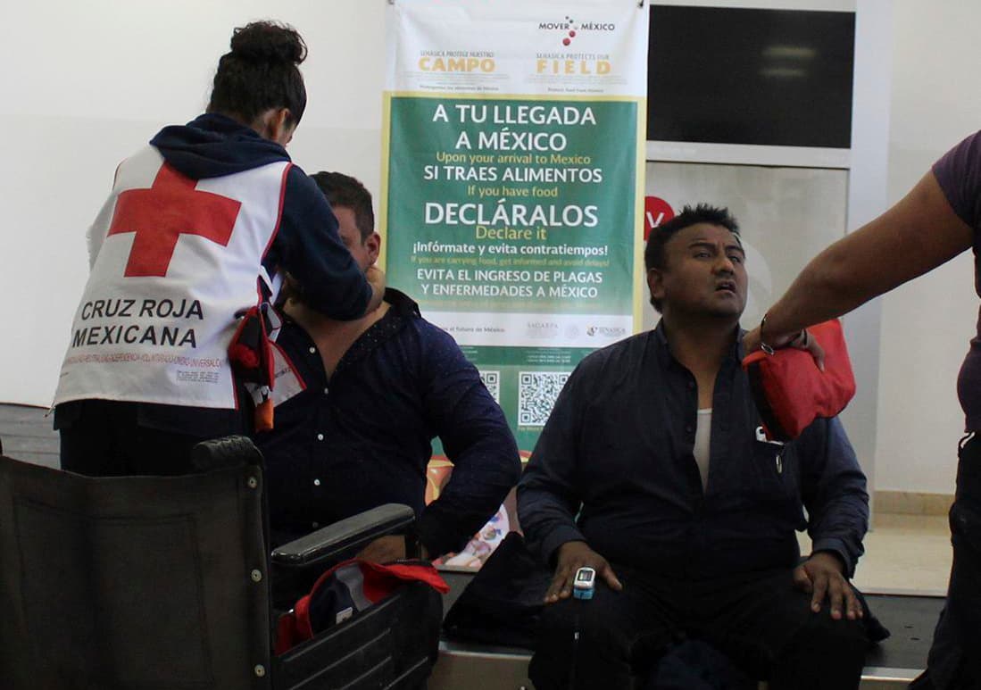 Pasajeros sobrevivientes del avión que cayó en Durango, atendidos por socorristas de la Cruz Roja.