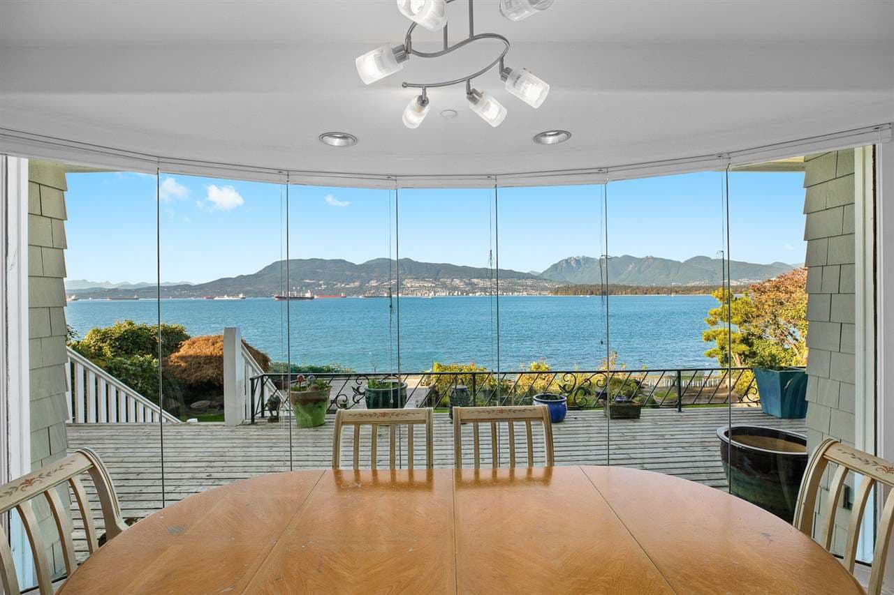 Agrega que el vecindario "es conocido como 
<b>un paraíso para las personas pudientes</b> y tiene una atmósfera muy relajada".