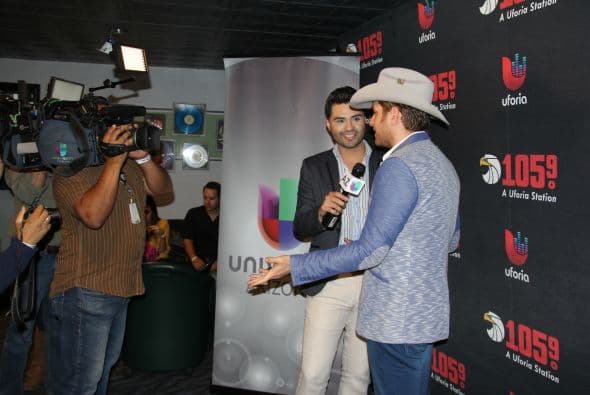 El Dasa no solo deleitó a sus fans con su voz y carisma, también compartió con ellos tomándose fotos antes del concierto. 