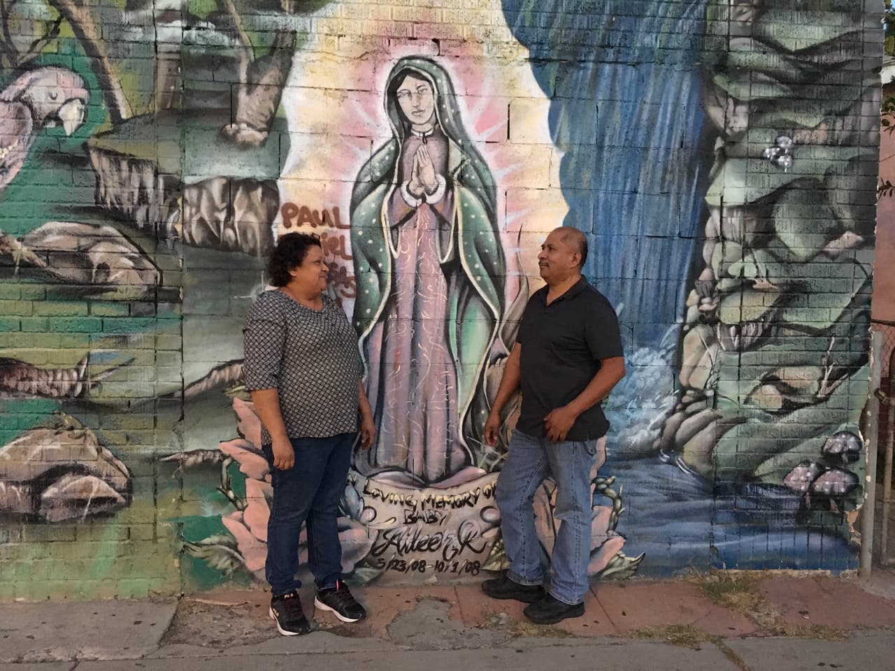Nuncio Ramírez y su esposa Gloria afirman que su local que vende alimentos para mascotas en el Este de Los Ángeles jamás ha sido robado y lo atribuyen a este mural de la Virgen en su fachada.