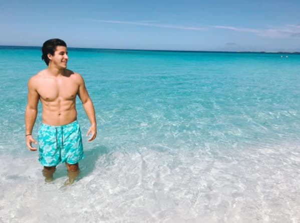 Su nombre completo es Marcilio Henrique Tavares Gonçalves y es un actor y modelo brasileño.