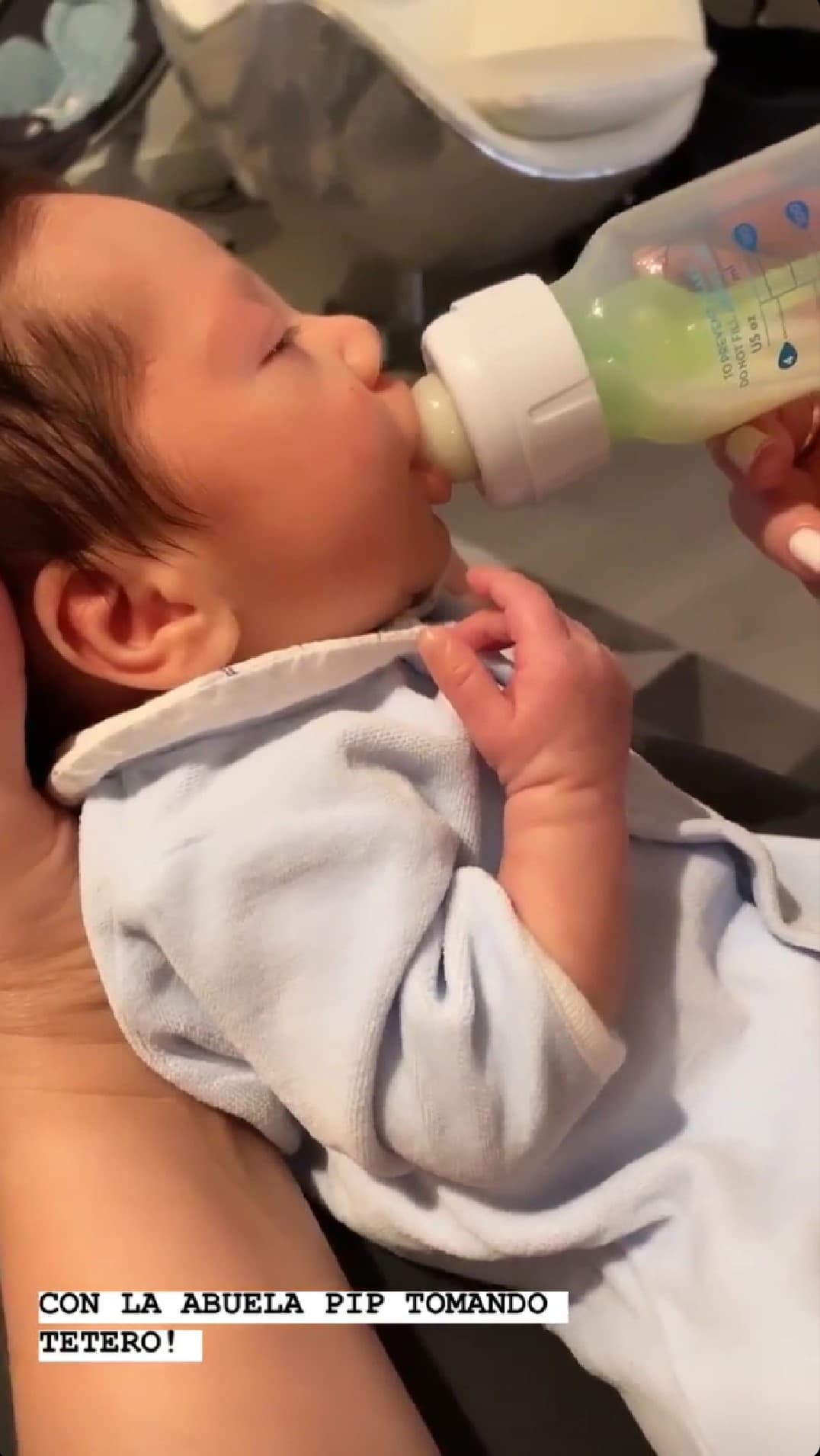 El bebé de Andrea Chediak disfruta los cuidados de sus papás en el 
<a href="https://www.univision.com/shows/despierta-america/andrea-chediak-anuncia-que-su-bebe-prematuro-deja-el-hospital-mira-los-mensajes-de-amor-que-recibio-fotos" target="_blank">calor de su hogar</a> y este fin de semana recibió la visita de sus abuelitos.