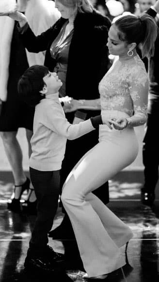 Max bailando con su mami en fin de año.