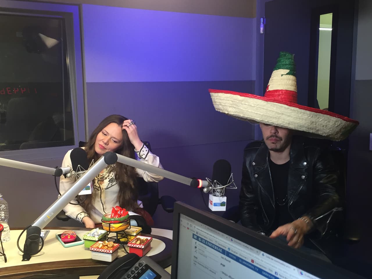 Los hermanos Jesse y Joy pasaron por los estudios de Uforia Nation para platicar con Pancho y Rene. Sin imaginar que Calibre 50 los iba a sorprender.