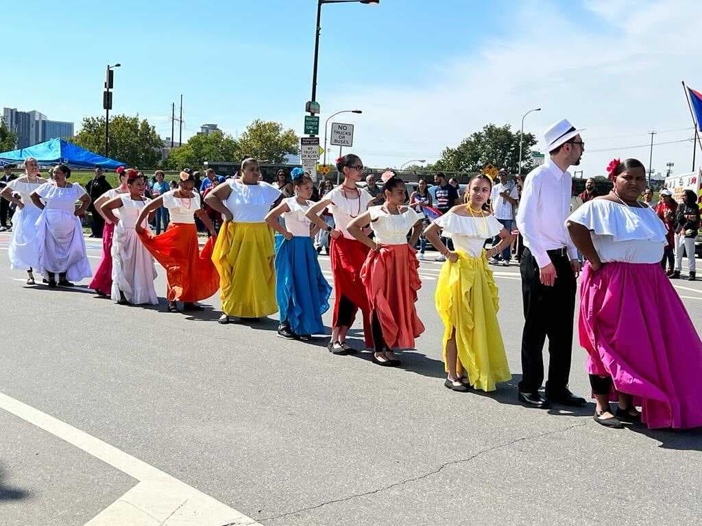 Jóvenes desfilan por el Ben Franklin Parkway luciendo el atuendo representativo del jíbaro boricua.