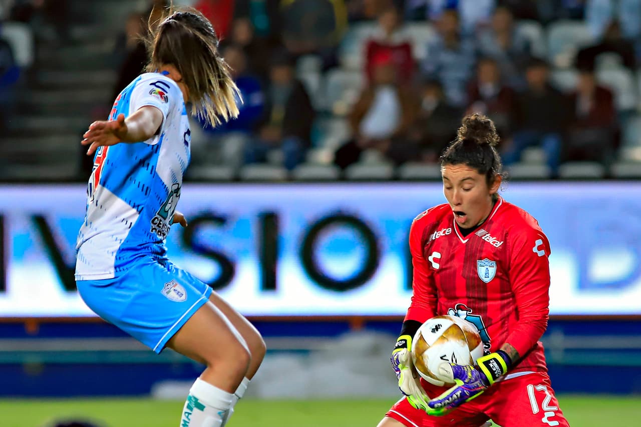 Y apenas comenzar el segundo tiempo, las locales se vieron en aprietos, pero para fortuna de las hidalguenses, su guardameta Alejandría Godínez resolvió la situación de apremio.