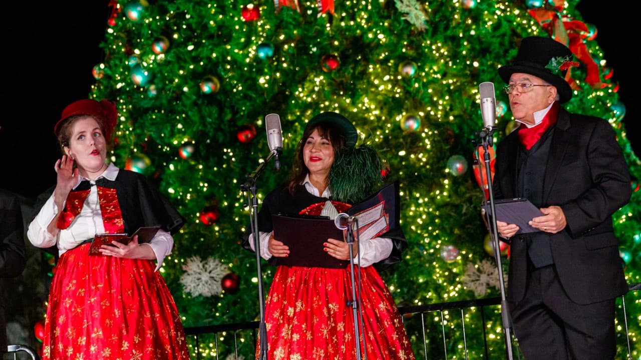 La ciudad de Garland invita a todos a sumergirse en el espíritu festivo de esta celebración única, donde la alegría navideña se desborda. La ceremonia de iluminación del árbol se convertirá en el epicentro de la magia, 
<b>marcando el inicio de unas vacaciones llenas de luz, música y momentos inolvidables para toda la comunidad</b>.