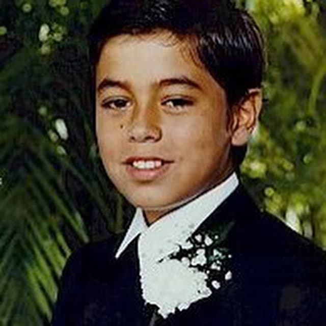 En otra foto de su infancia podemos percibir su mirada, más parecida a la actual y con ese look de príncipe que los distinguió de pequeño.