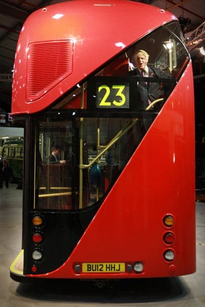 El nuevo modelo, que entrará en servicio en 2012, retoma los bordes redondos y el encanto del añorado Routemaster.