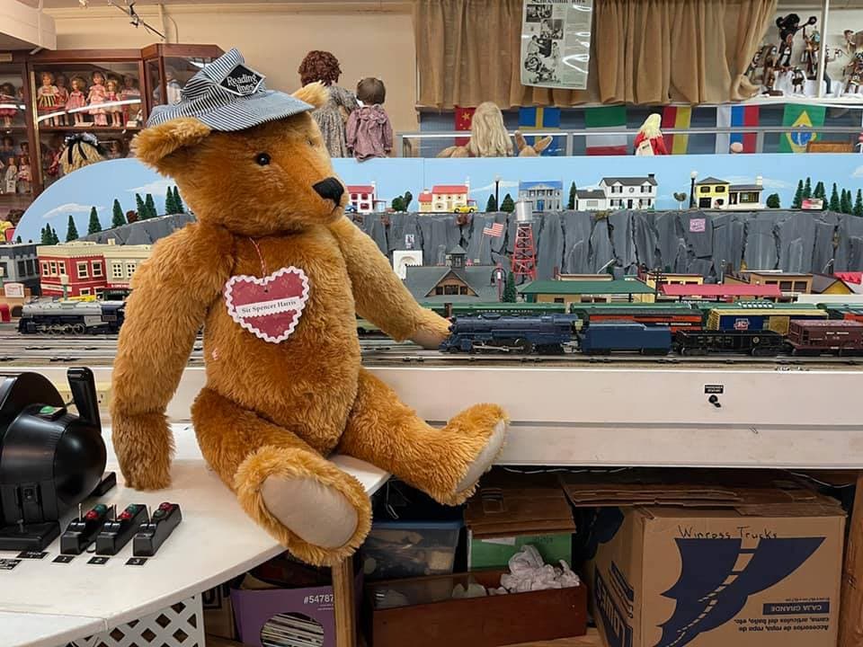 <b><a href="https://ncmdtm.com/" target="_blank">NC Museum of Dolls, Toys & Miniatures (Spencer)</a></b>. Visite este museo para ver hermosas exhibiciones de muñecas, colecciones de juguetes raros, maquetas de trenes Lionel, miniaturas y mucho más. Su colección crece y cambia constantemente.