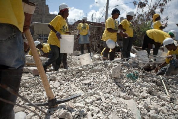 De acuerdo con el informe presentado por la CIRH, aún permanecen unos 10 millones de metros cúbicos de escombros que deben ser removidos.