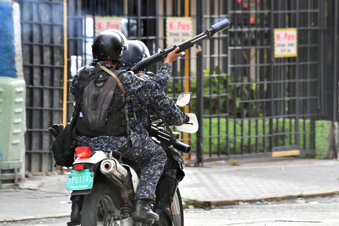 En esa zona, también fue quemada con gasolina una estatua del fallecido presidente Hugo Chávez.