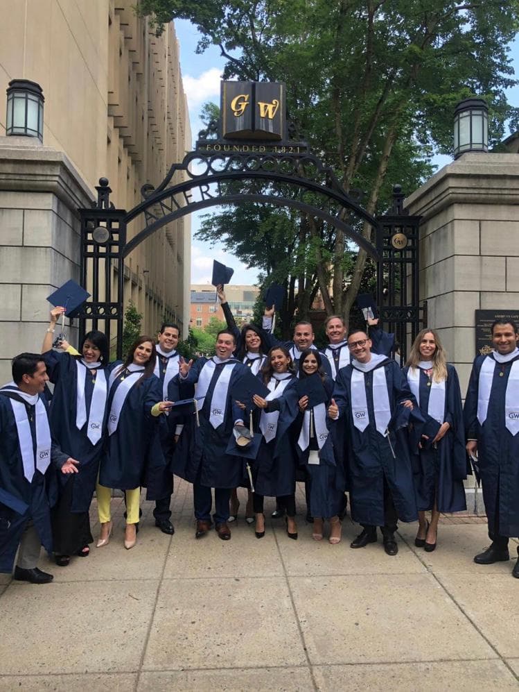 Luisa celebra junto a sus compañeros.