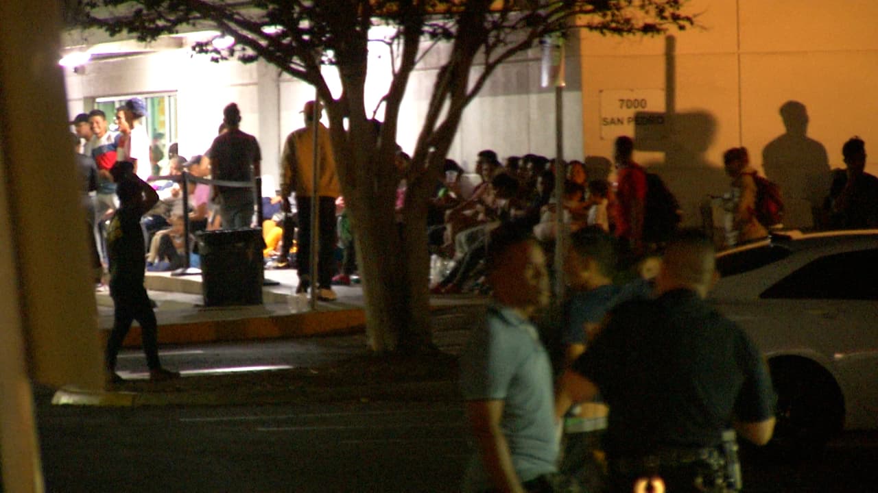 Unos 1,300 inmigrantes están en el albergue de Caridades Católicas de la avenida San Pedro, en San Antonio.