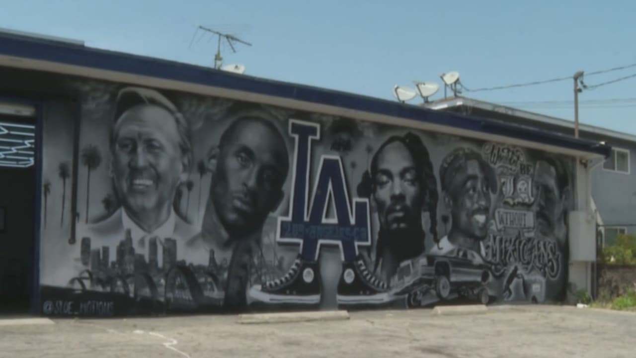 Un mural con los rostros de famosos causa controversia: la ciudad de Bellflower ordenó su remoción