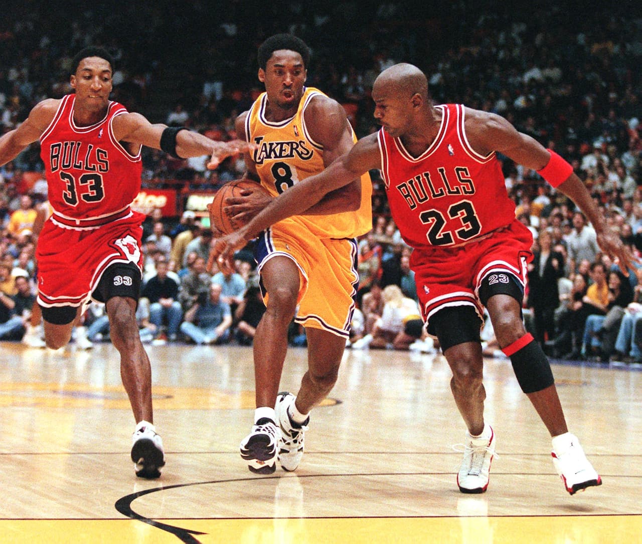 Scottie Pippen y Michael Jordan, de Chicago Bulls intentan detener a Kobe en 1998.