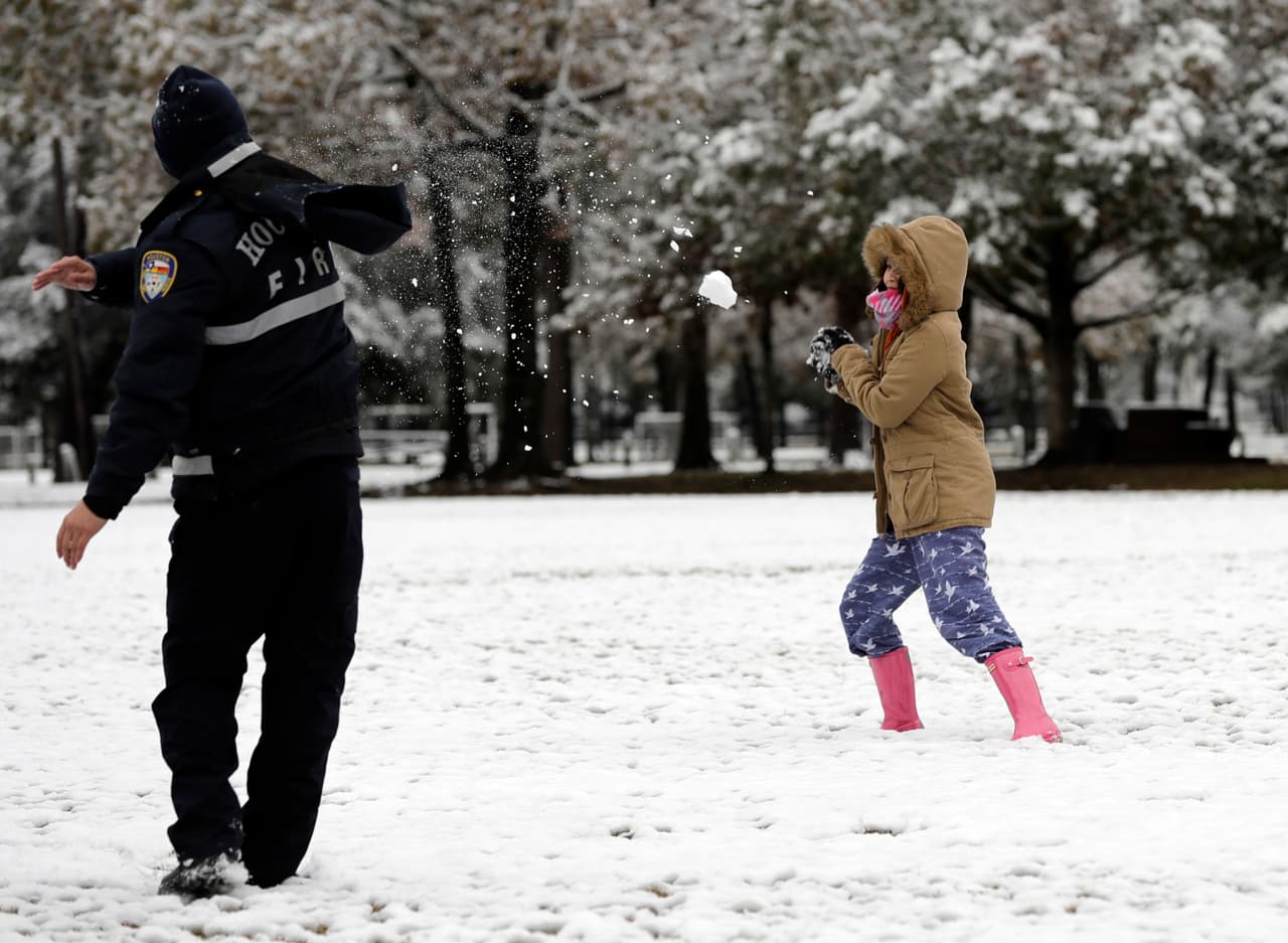 Algunos residentes de Spring, Texas, decidieron salir a jugar con la nieve, como el bombero de Houston, Phuoc Ngo y su esposa Christine.