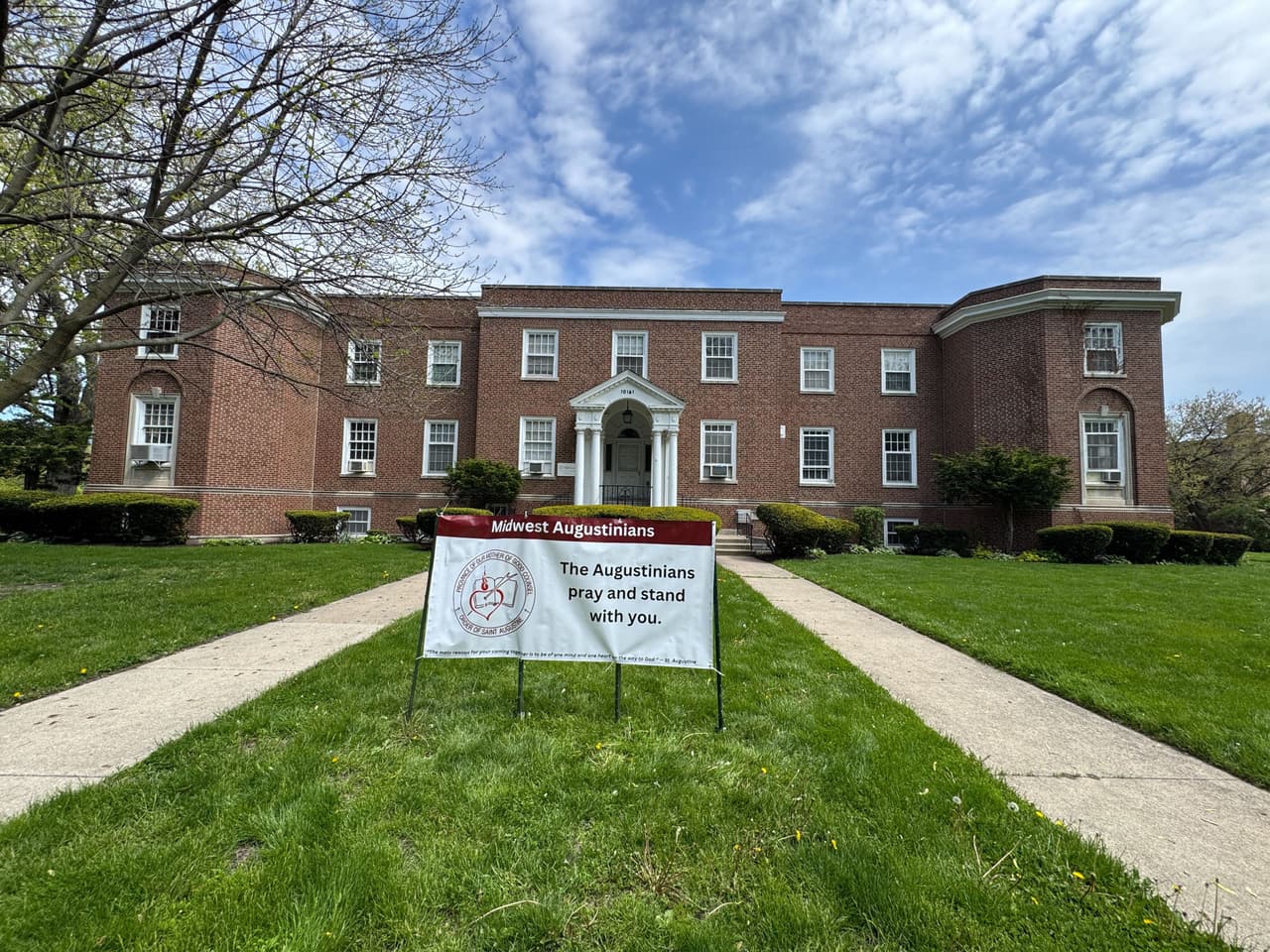 La formación del papa León XIV en las instalaciones de laProvincia de Nuestra Madre del Buen Consejo de la Orden de San Agustín, en Chicago, fue decisiva para cimentar su identidad religiosa, intelectual y pastoral.
<br>
<br>En este espacio de vida comunitaria y formación espiritual, ubicado en el área metropolitana de Chicago, Robert Francis Prevost Martínez vivió los primeros pasos de su vocación como agustino, recibiendo una educación teológica y filosófica profunda, orientada por el ideal agustiniano de la interioridad, la vida fraterna y el servicio. 
<br>
<br>Allí hizo su noviciado, profesó sus primeros votos religiosos y fue guiado por formadores que reconocieron en él una madurez espiritual y una inclinación al liderazgo que más tarde marcarían su trayectoria dentro de la Iglesia. Este periodo no solo le proporcionó herramientas intelectuales sólidas, sino también un sentido misionero que lo preparó para futuras tareas en contextos multiculturales y desafiantes como Perú y Roma.
<br>
<br>