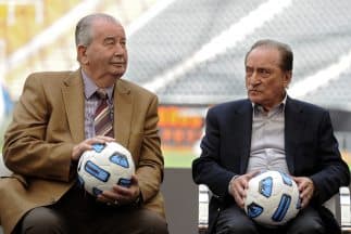 El fallecido presidente de la AFA, Julio Grondona, y el entonces vicepresidente de Conmebol, Eugenio Figueredo, con el balón oficial de la America 2011 