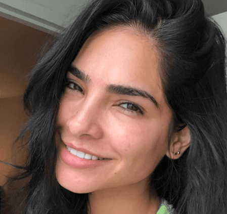 "Esta #SoyYo sin maquillaje, sin filtros y sin complejos.
<b><a href="https://www.univision.com/especiales/premio-lo-nuestro/alejandra-espinoza-seduce-a-su-marido-mientras-unos-ojitos-la-vigilan">Esta es la mujer que mi esposo e hijo aman</a></b>, la que ven todos los días en la mañana, la que se levanta feliz porque sabe que teniendo salud para ella y los que ama lo tiene absolutamente todo, a la que le encantan los filtros y el maquillaje, pero que tiene claro que la verdadera belleza es mucho mas que eso. Gracias Kany García por esta hermosa iniciativa donde la mujer se puede mostrar como realmente es... Fuerte, segura y bella por naturaleza", comentó la modelo, actriz y conductora Alejandra Espinoza.