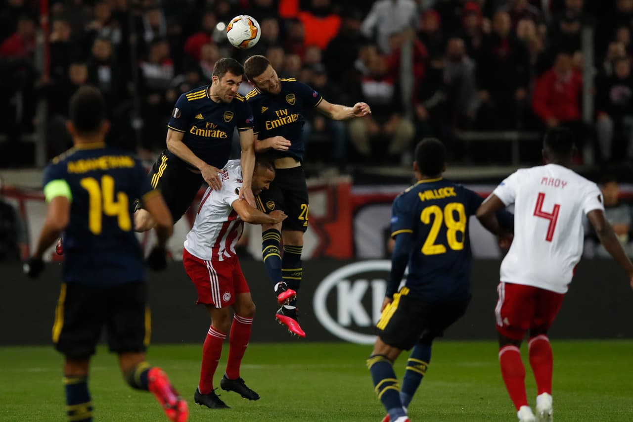 Hay un choque de cabezas por parte de Mustafi.