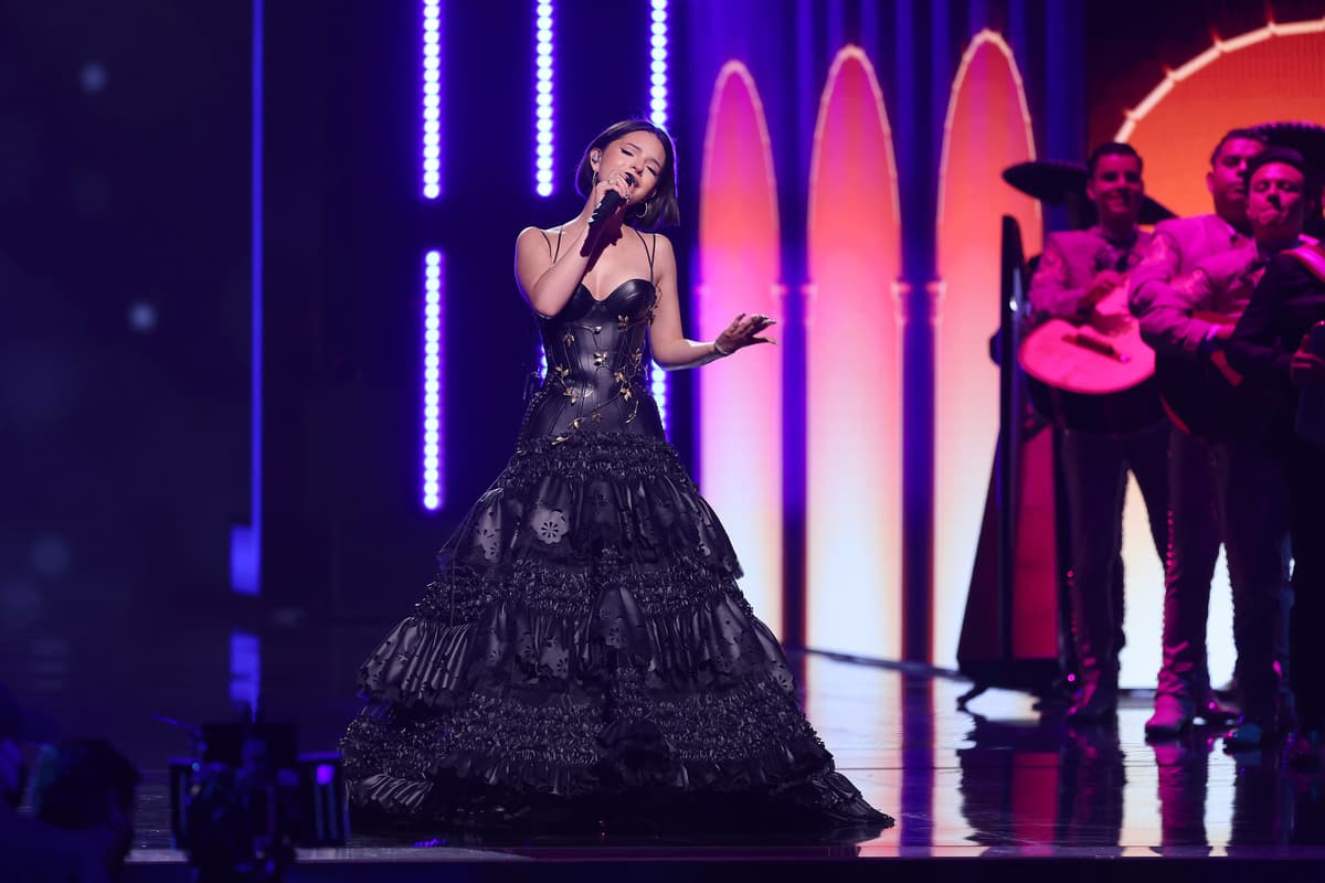 Tambén formó parte del homenaje a Vicente Fernández y utilizó un vestido negro, largo, con corte de sirena y escote de corazón.