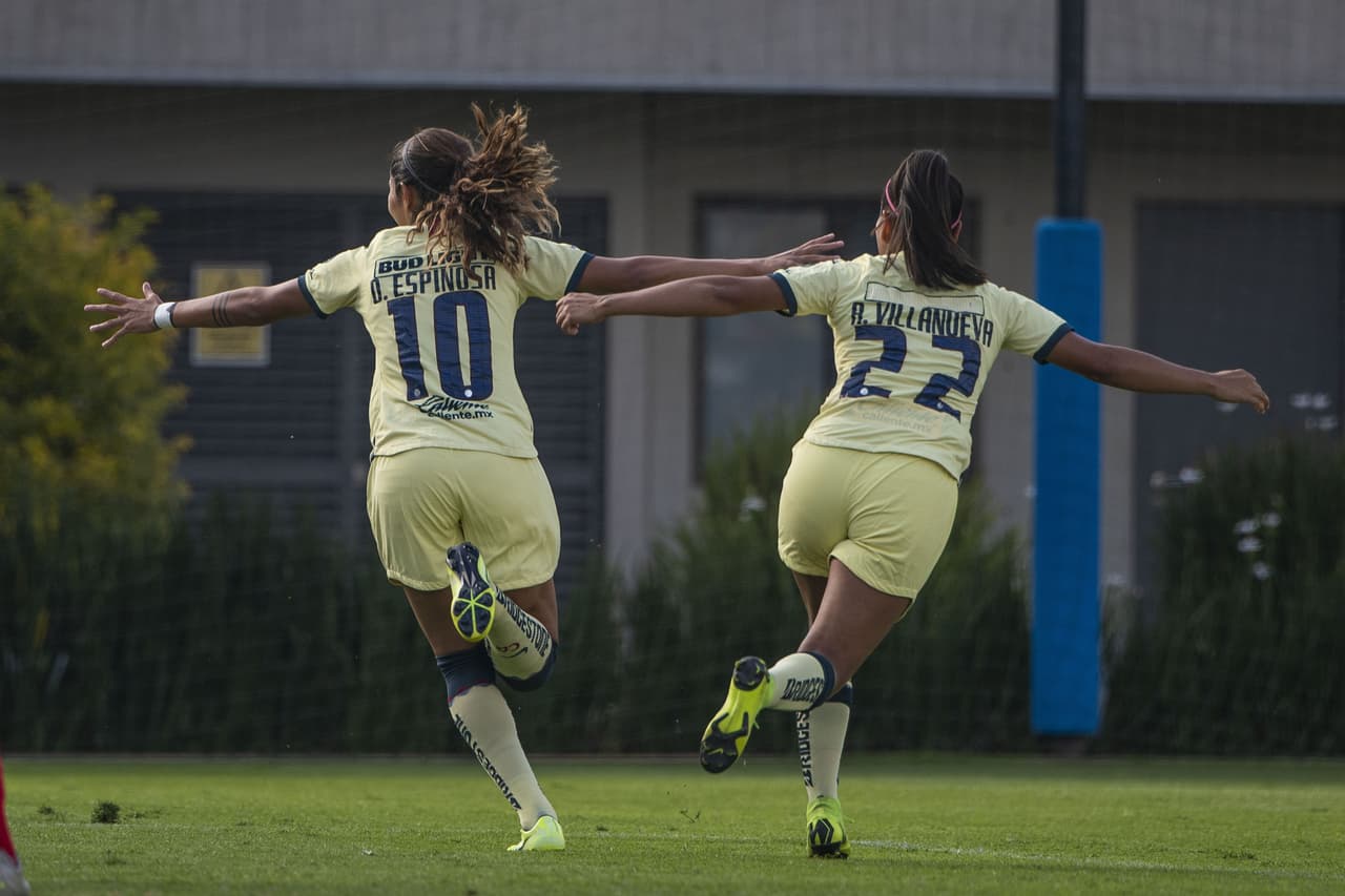 ¡Goool de América! ¡Daniela Espinosa remata dentro del área!