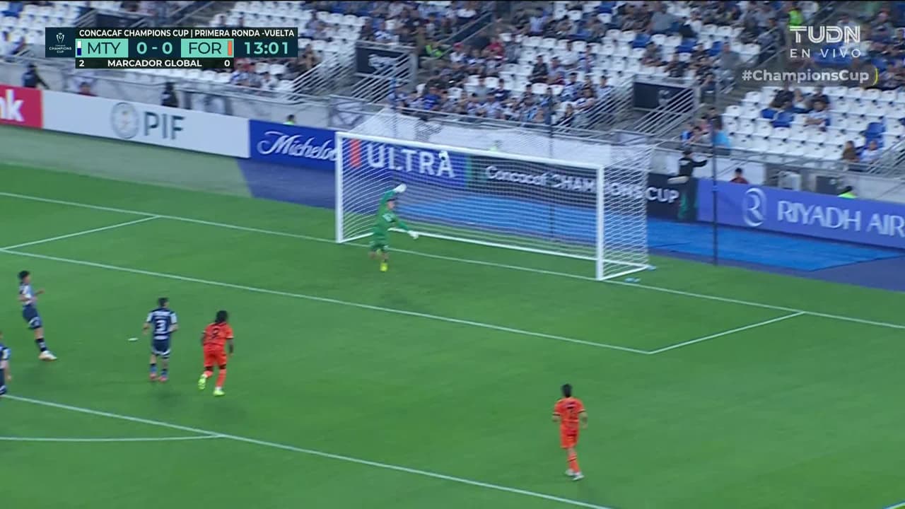 ¡Al palo! Borges revienta el travesaño de Rayados