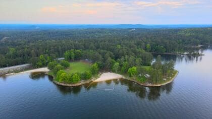El lago también cuenta con muchos parques y puntos para disfrutar de la región. Uno de los parques más populares es la West Dam Recreation Area.