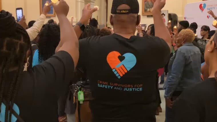 Según la organización de sobrevivientes, una encuesta estatal muestra que las víctimas prefieren responsabilizar a las personas a través de opciones más allá de la prisión, como:
<b> la rehabilitación, tratamientos de salud mental, abuso de drogas y servicios comunitarios. </b>