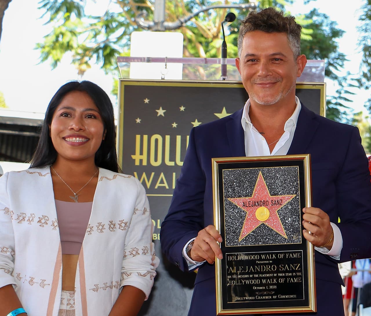 En una entrevista que se presentó este lunes 4 de octubre en 'Sale el sol', Alejandro Sanz explicó que fue él el que solicitó que la mexicana fuera la 'speaker' o maestra de ceremonia. 
<br>