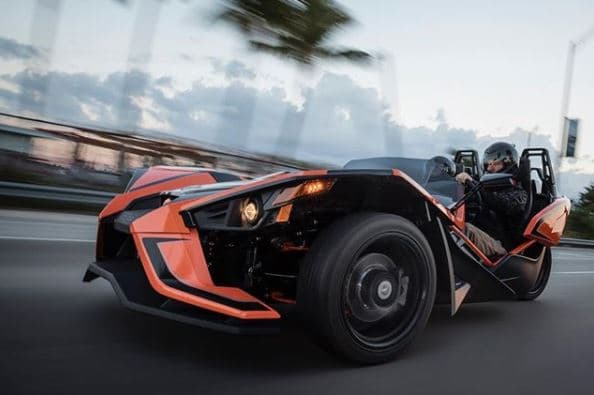 El 
<b>Polaris Slingshot </b>es una mezcla entre coche y moto de tres ruedas, con capacidad para dos personas. Cuenta con un motor cuatro cilindros de 173 caballos de fuerza y una transmisión manual de cinco velocidades. Viene equipado con frenos ABS, control de tracción, control de estabilidad, dirección asistida y rines de 18 pulgadas. Su precio comienza en 30,000 dólares y desde ahora estará en el garaje de Lupillo Rivera.